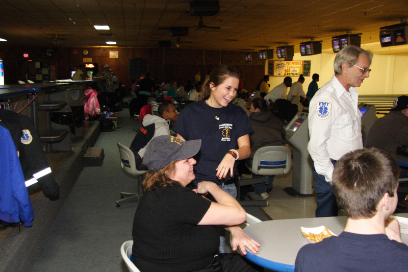 2008-Jan_bowling/images_large/2008-1-29_8_Constance_Else_Lauren_Apgar_Jon_Guerard.jpg