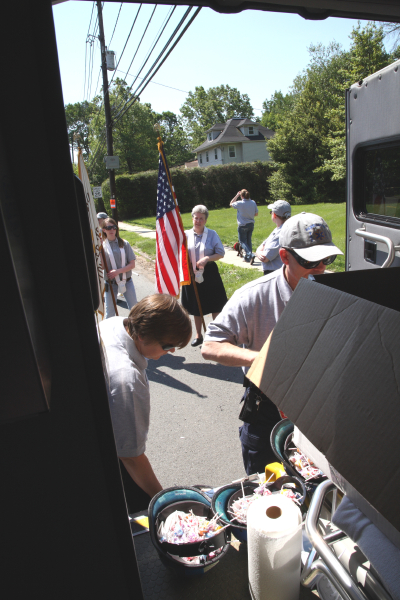 2008_memorial_day/images_large/2008-5-26_7_Cindy_Orlandi_Jim_Kenyon_candy.jpg