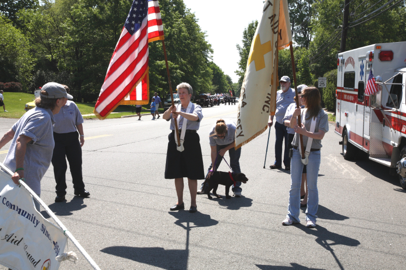 2008_memorial_day/images_large/2008-5-26_9_Debbie_Burd_Kelly_Thompson_with_flags.jpg