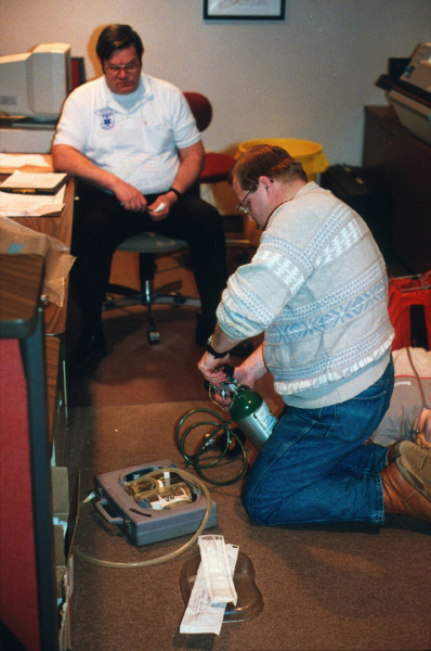 historic_photos/images_large/1993-3_EMT_exam_10_O2.jpg