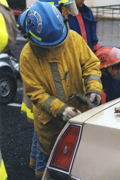 historic_photos/images_large/1997-10_EMT_class_extrication_2.jpg