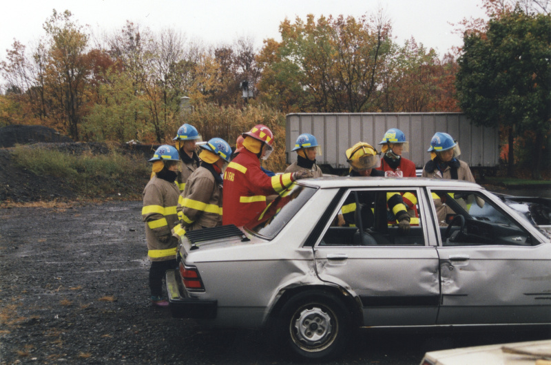 historic_photos/images_large/1997-10_EMT_class_extrication_3.jpg