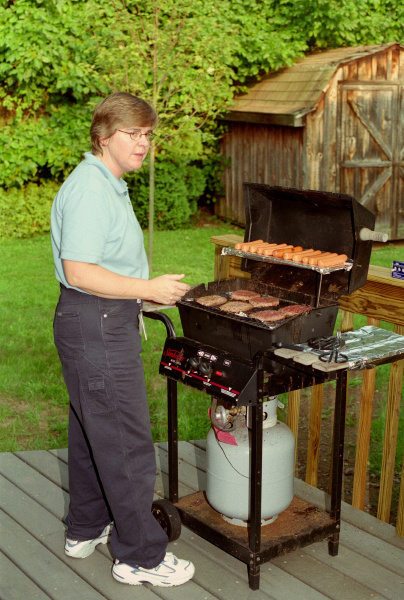 historic_photos/images_large/2004-8-3_picnic_4_Cindy_Orlandi_barbecue.jpg