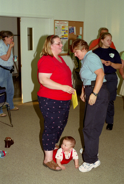 historic_photos/images_large/2004-8-3_picnic_8_Suzanne_Sebastian_Cindy.jpg