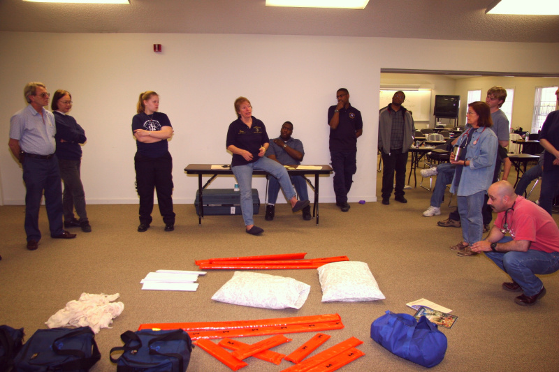 historic_photos/images_large/2005-4-10_core_13_4_Linda_Silver_splinting.jpg